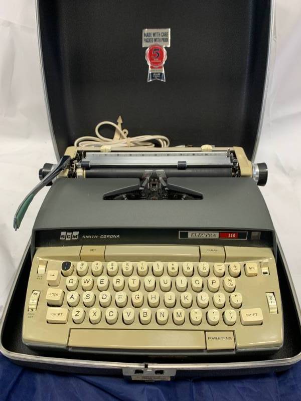 lot 29 image: Smith Corona Electra 110 Typewriter wCase