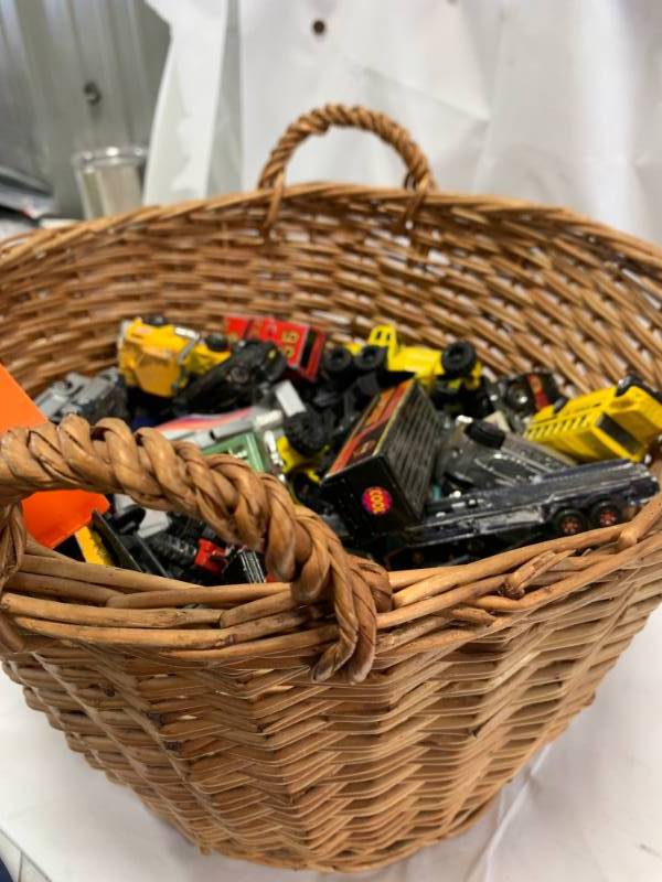lot 33 image: Over 12lbs Vintage Tonka, Matchbox, Hot Wheels
