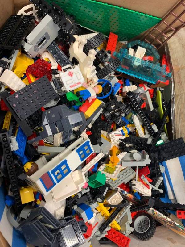 lot 57 image: Over 12lbs of Lego Pieces