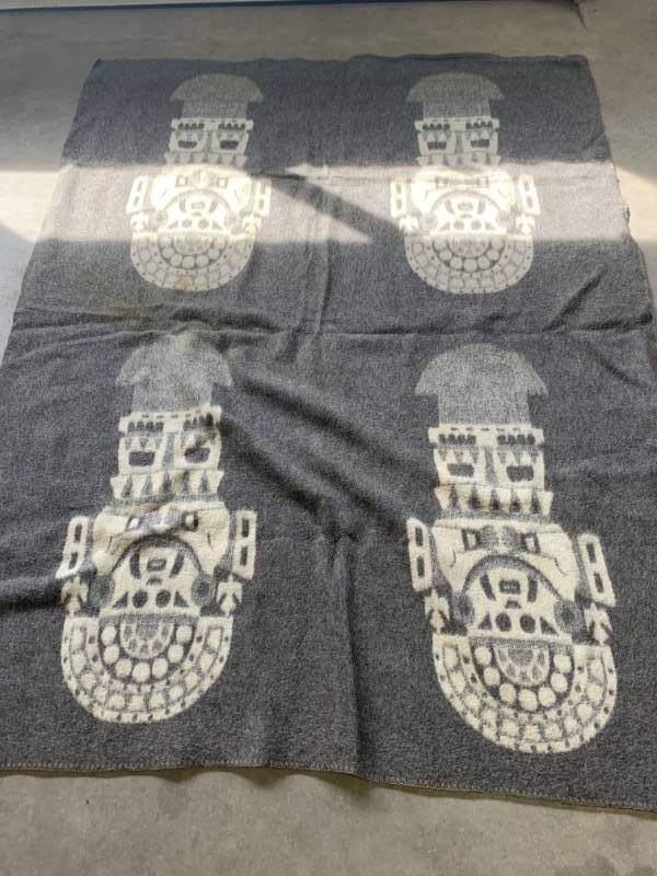 lot 83 image: Hand Made Wool Blanket from Peru 5 x 6.5