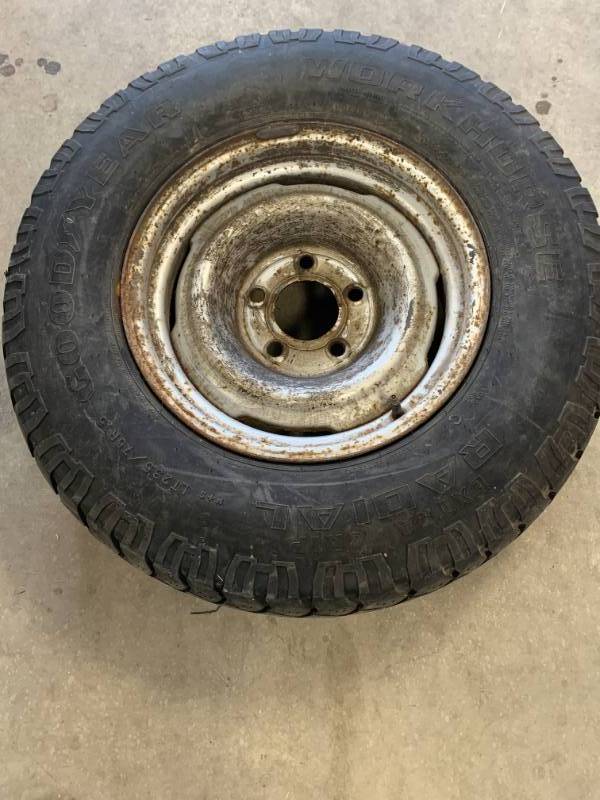 lot 104 image: Goodyear Workhorse Radial Tire 2357515