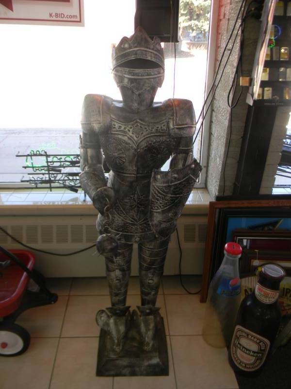 lot 1 image: VINTAGE TIN MAN KNIGHT - VERY COOL ADDITION TO THE MAN CAVE - APPROX 5 FOOT TALL - SEE PICTURES