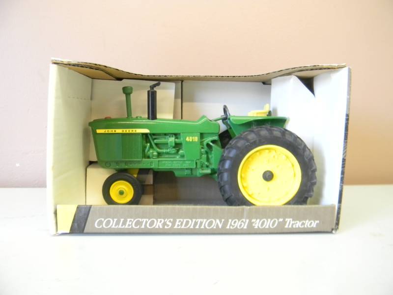 lot 6 image: ERTL JOHN DEERE COLLECTORS EDITION 1961 4010 TRACTOR - NEW IN BOX - SPECIAL EDITION 1994 - NICE - SEE PICTURES