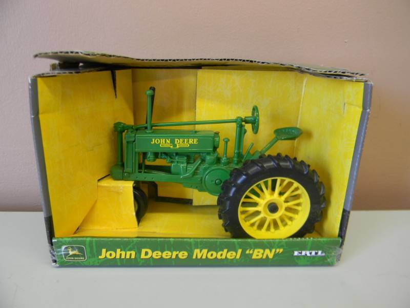 lot 13 image: ERTL JOHN DEERE MODEL BN TRACTOR - NICE - NEW IN BOX - 116 SCALE DIE CAST - SEE PICTURES
