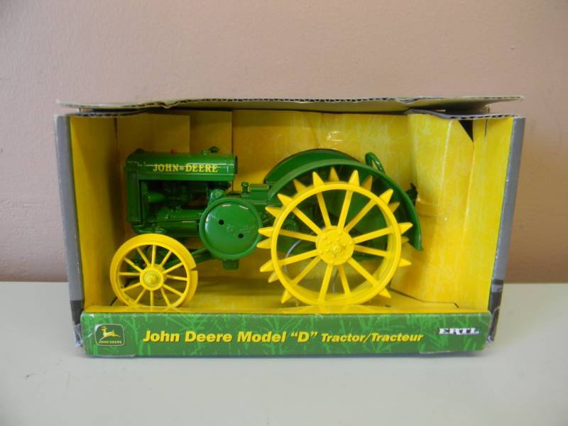 lot 14 image: ERTL JOHN DEERE MODEL D TRACTOR - NICE - NEW IN BOX - 116 SCALE DIE CAST - SEE PICTURES
