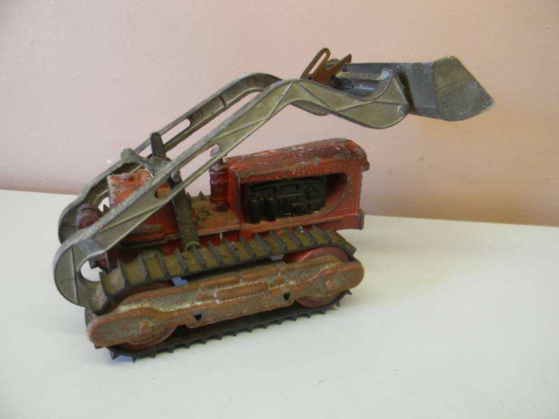 lot 15 image: VINTAGEANTIQUE - HUBLEY 505-58 FRONT END LOADER BULLDOZER - VERY RARE WORKING CONDITION - AWESOME COLLECTIBLE - SEE PICTURES