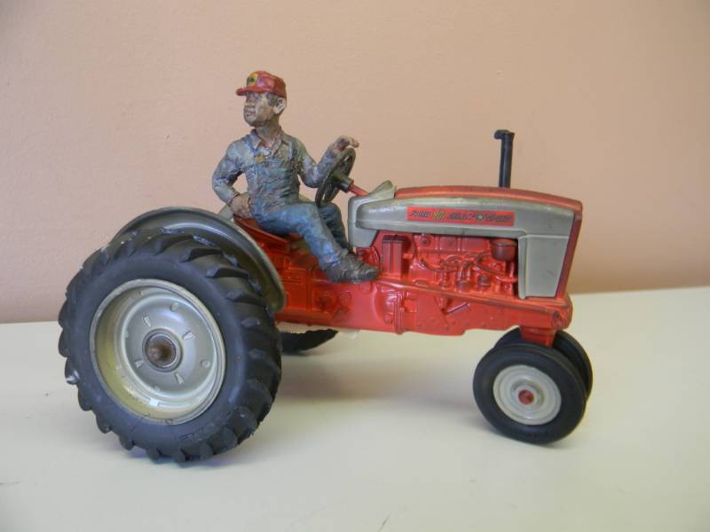 lot 16 image: VINTAGE ERTL FORD 901 SELECT-O-SPEED TRACTOR WITH FARMER MAN - VERY COOL - SEE PICTURES