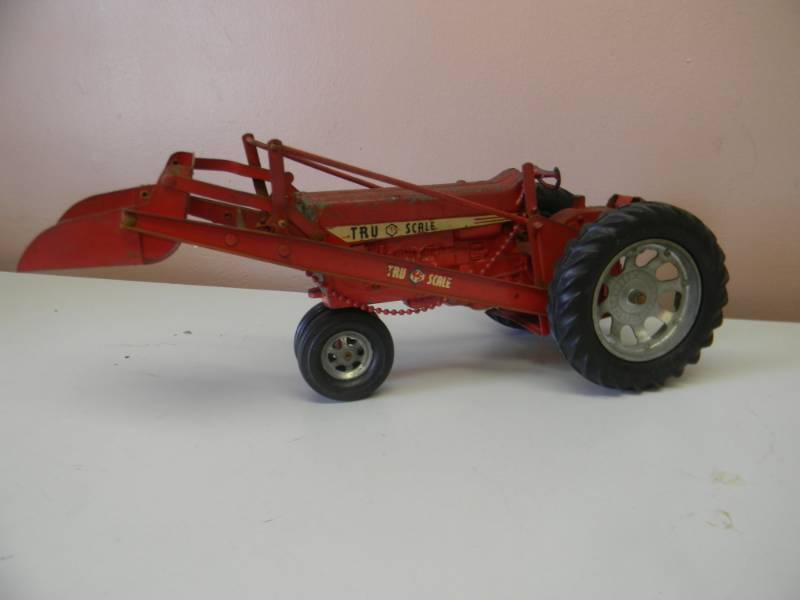 lot 17 image: VINTAGE TRU SCALE 890 TRACTOR WLOADER - VERY RARE - AWESOME - SEE PICTURES