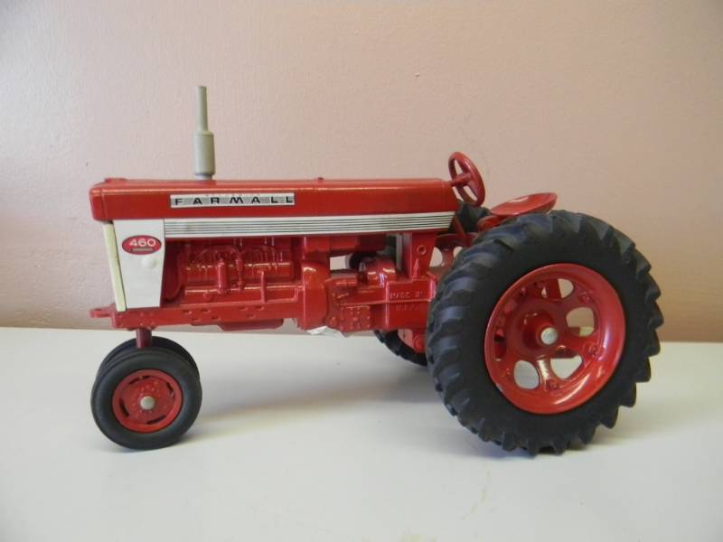 lot 19 image: VINTAGE McCORMICK FARMALL 460 TRACTOR - 116 SCALE - NICE - SEE PICTURES