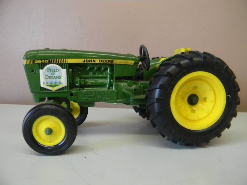 lot 23 image: VINTAGE ERTL FIELD OF DREAMS 1990 SPECIAL EDITION 2640 TRACTOR - 116 SCALE - SEE PICTURES