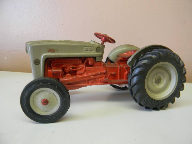 lot 24 image: VINTAGE RARE ERTL FORD GOLDEN JUBILEE MODEL TRACTOR 1903-1953  - 116 SCALE - SEE PICTURES