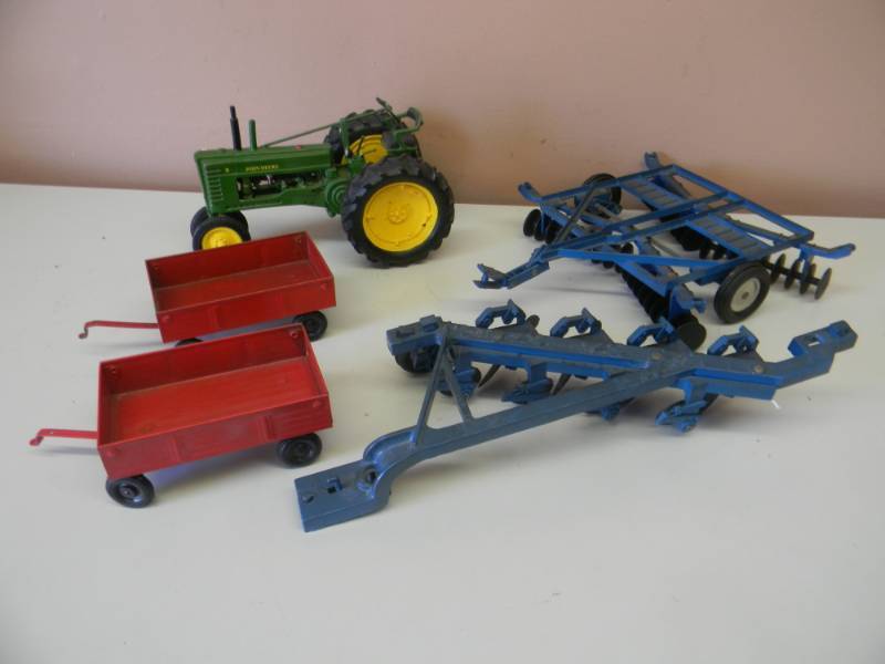 lot 28 image: VINTAGE ERTL FARM EQUIPMENT COLLECTION 116 SCALE - SEE PICTURES