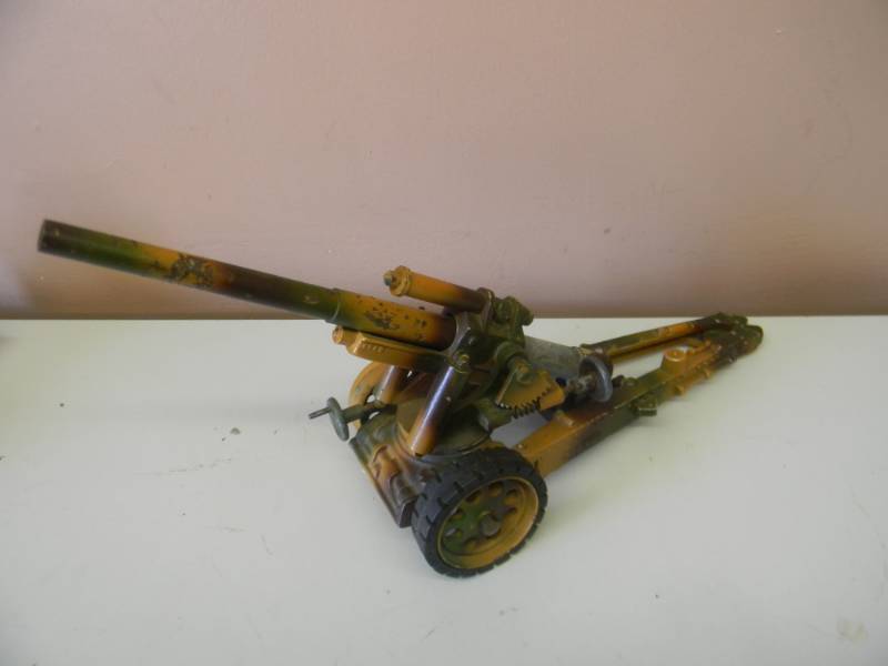 lot 30 image: VERY RARE - VINTAGE MECHANICAL FIRING CANNON WITH ADJUSTABLE OUTRIGGERS FOR SUPPORT - CASTMETAL - GREAT PIECE - APPROX 20 LONG 12 HIGH - SEE PICTURES