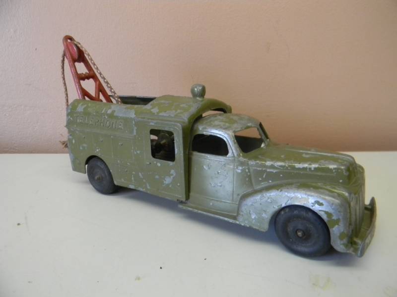 lot 32 image: Vintage Hubley Bell Telephone Pole Truck #478 Pressed Steel 1950s - VERY COOL PIECE - SEE PICTURES