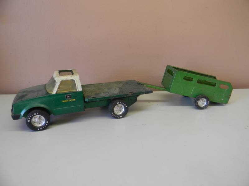 lot 35 image: VINTAGE NYLINT JOHN DEERE TRUCK AND TRAILER - SEE PICTURES
