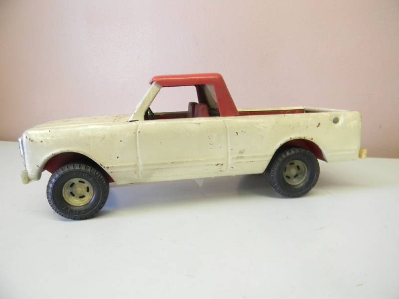 lot 36 image: VINTAGE ERTL PICKUP TRUCK WITH FOLD DOWN TAILGATE - SEE PICTURES