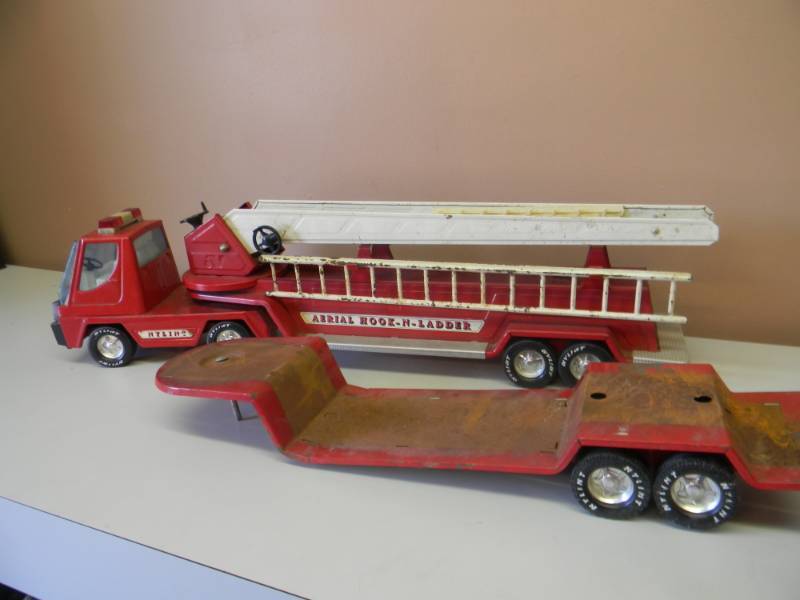 lot 49 image: Vintage NYLINT Fire Truck Aerial Hook and Ladder 1970s WEXTRA NYLINT TRAILER - NICE SET SEE PICTURES