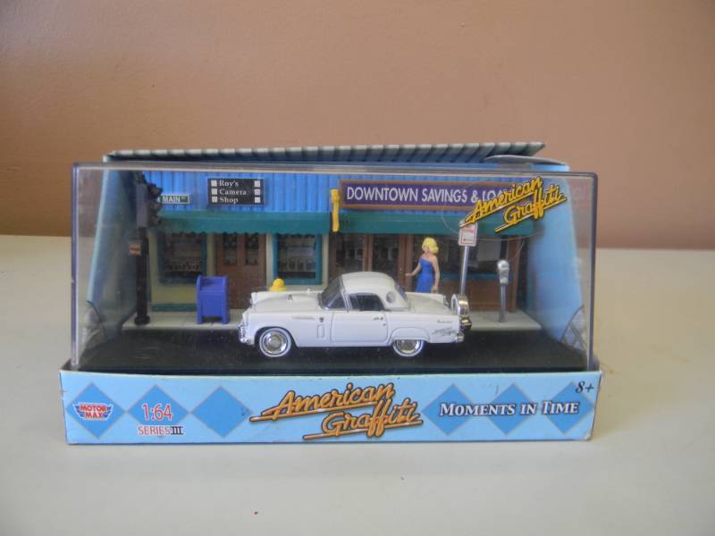lot 50 image: AMERICAN GRAFFITI MOTOR MAX 164 MOMENTS IN TIME 1956 FORD THUNDERBIRD - NEW IN BOX - SEE PICTURES