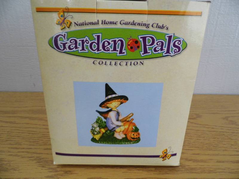 lot 11 image: Lot of 32 Garden Pals