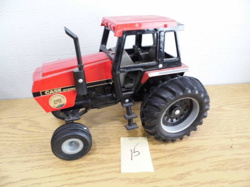 lot 15 image: Ertl Case Tractor