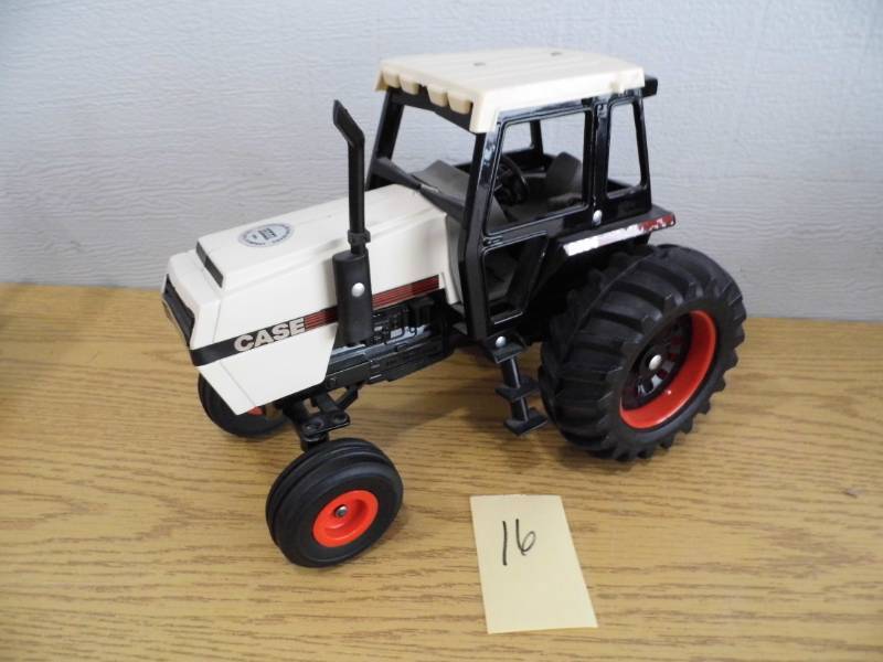 lot 16 image: Ertl Case Tractor