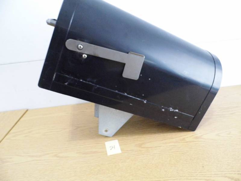 lot 21 image: Locking Mailbox