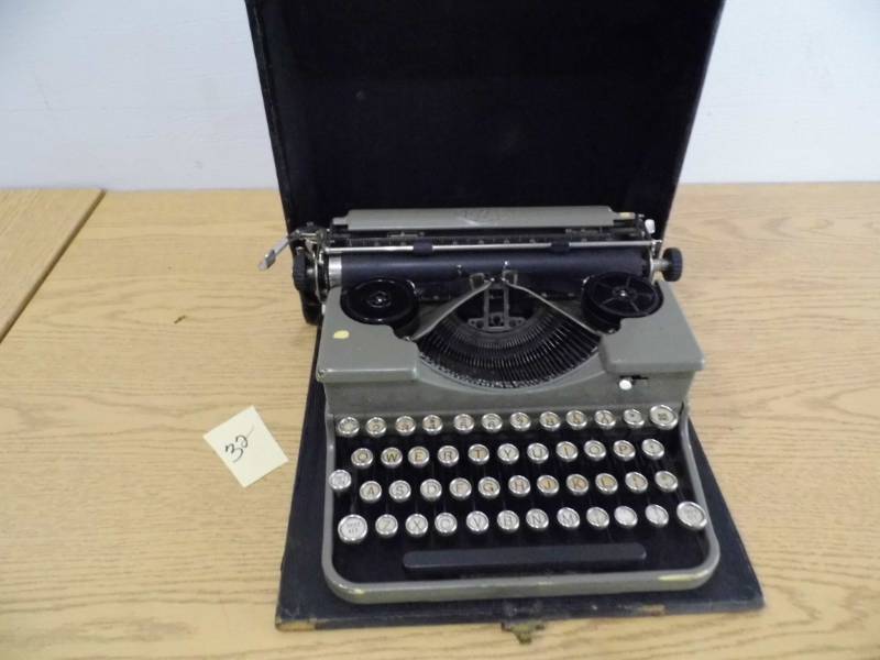 lot 32 image: Royal Typewriter