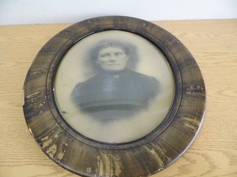 lot 52 image: Antique Picture Frame