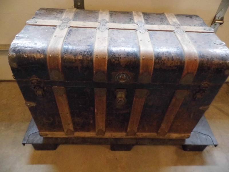 lot 93 image: Trunk w Inserts