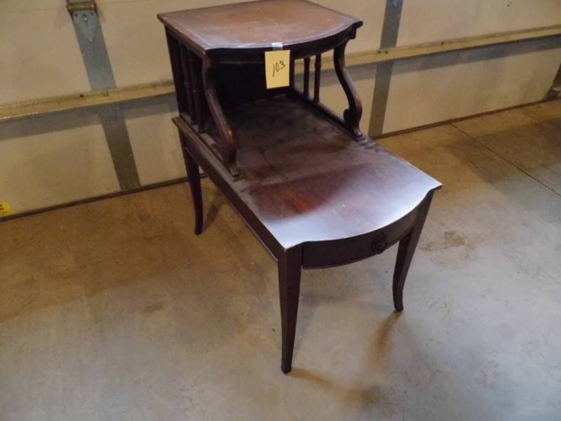 lot 103 image: End Table