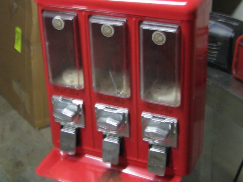 lot 7 image: Candy Dispenser