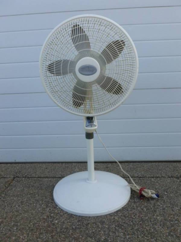 lot 5 image: Floor Fan