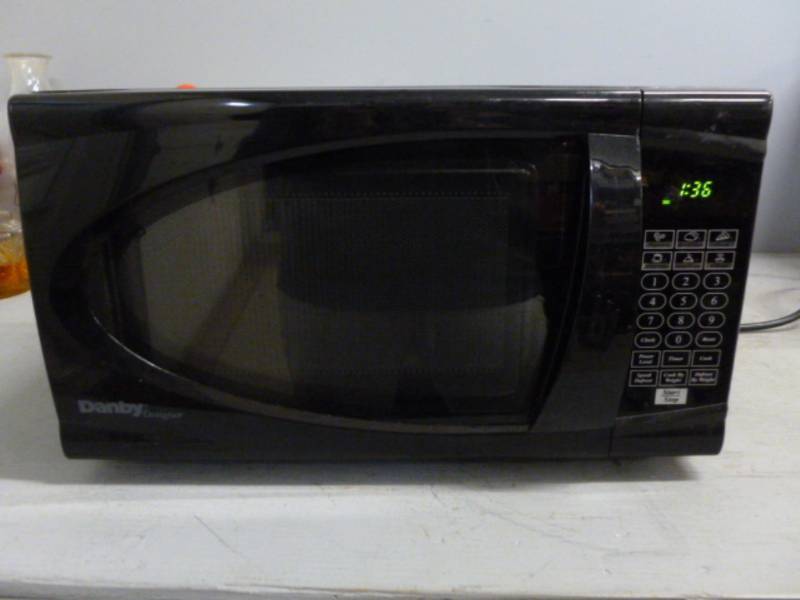 lot 17 image: Microwave Oven