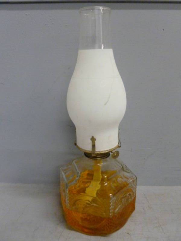 lot 21 image: Vintage Oil Lamp