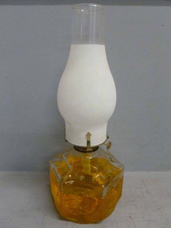 lot 22 image: Vintage Oil Lamp