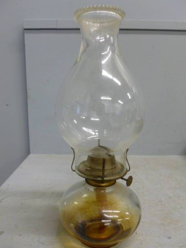 lot 23 image: Vintage Oil Lamp
