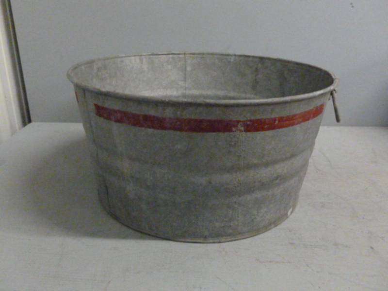lot 25 image: Vintage Galvanized Steel Wash Tub