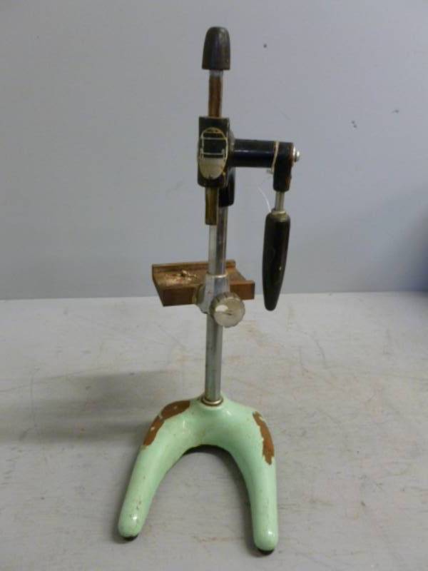 lot 26 image: Vintage Cast Iron Stand