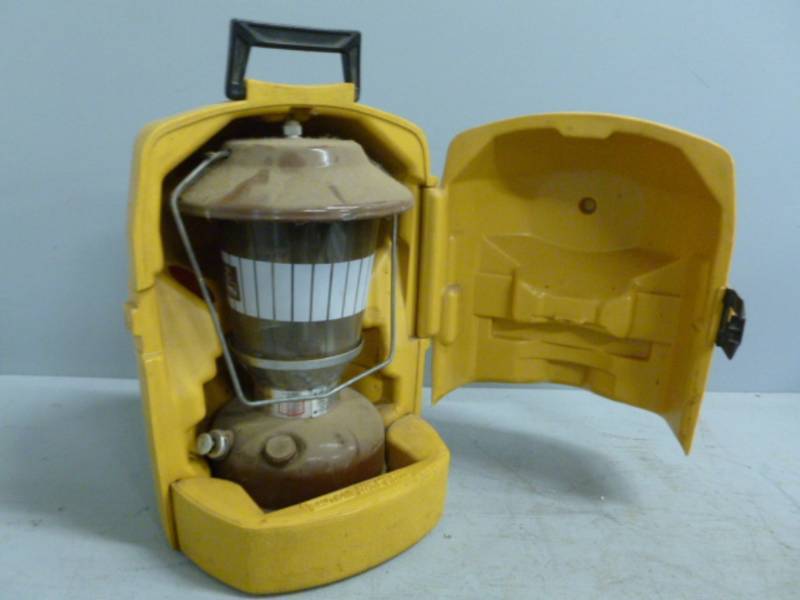 lot 43 image: Vintage Coleman Lantern