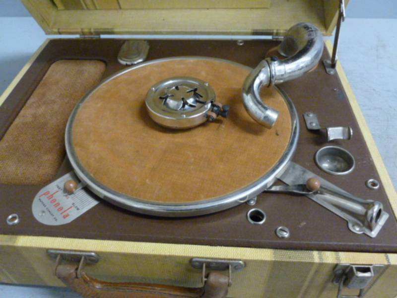 lot 70 image: Antique Phonograph