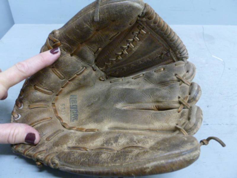 lot 79 image: Vintage Baseball Glove