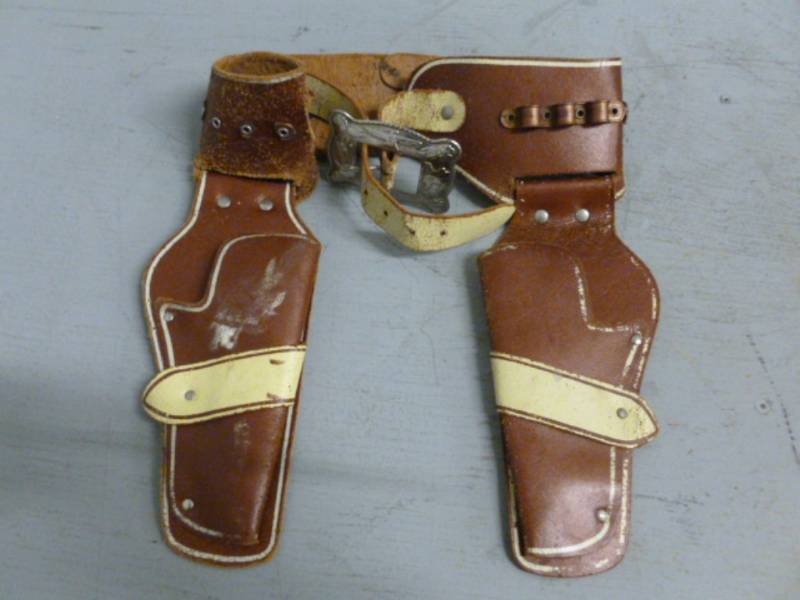lot 94 image: Vintage Cap Gun Holster Belt