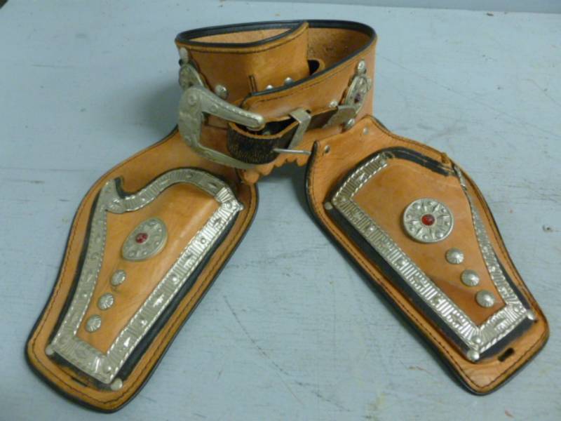 lot 95 image: Vintage Cap Gun Holster Belt