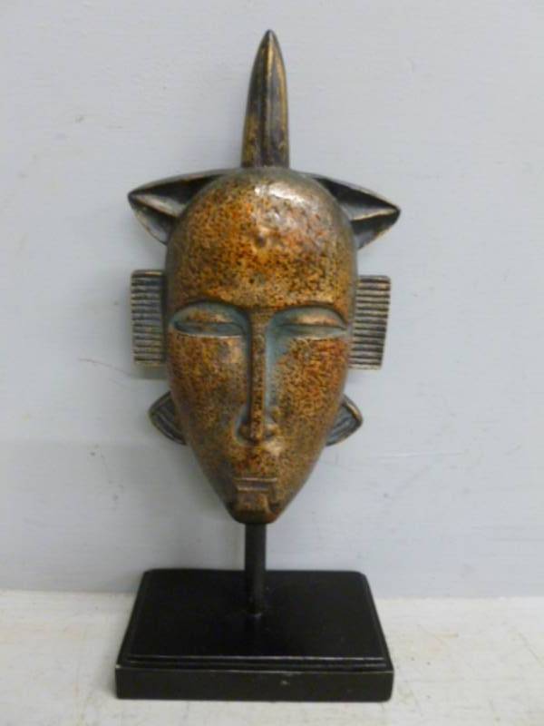 lot 129 image: Mantle Decoration