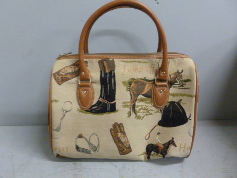 lot 150 image: Handbag