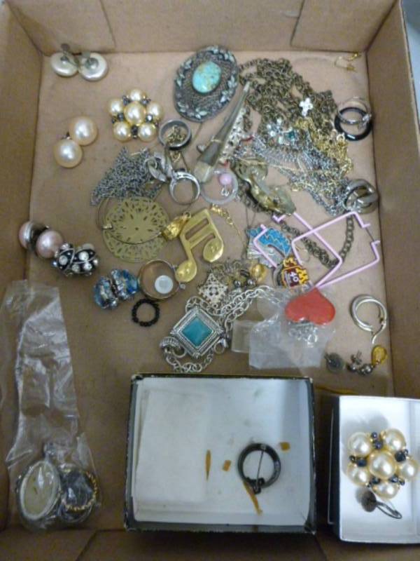 lot 232 image: Jewelry