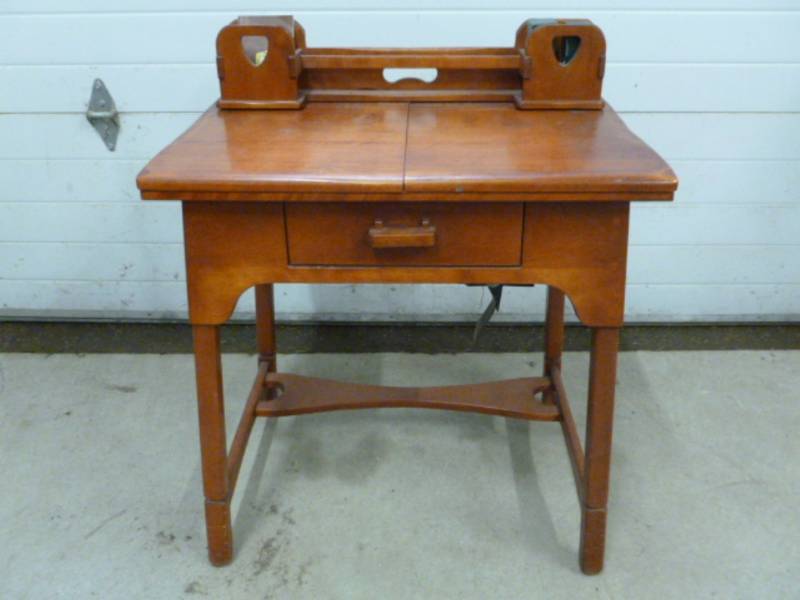 lot 247 image: Vintage Sewing Machine
