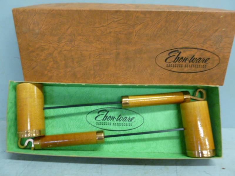 lot 251 image: Vintage Salt And Pepper Set