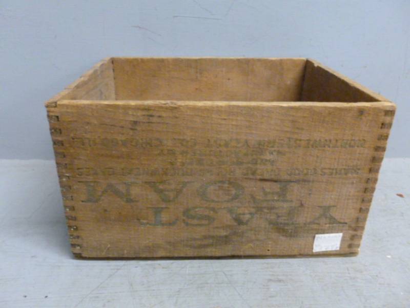 lot 325 image: Vintage Wooden Box