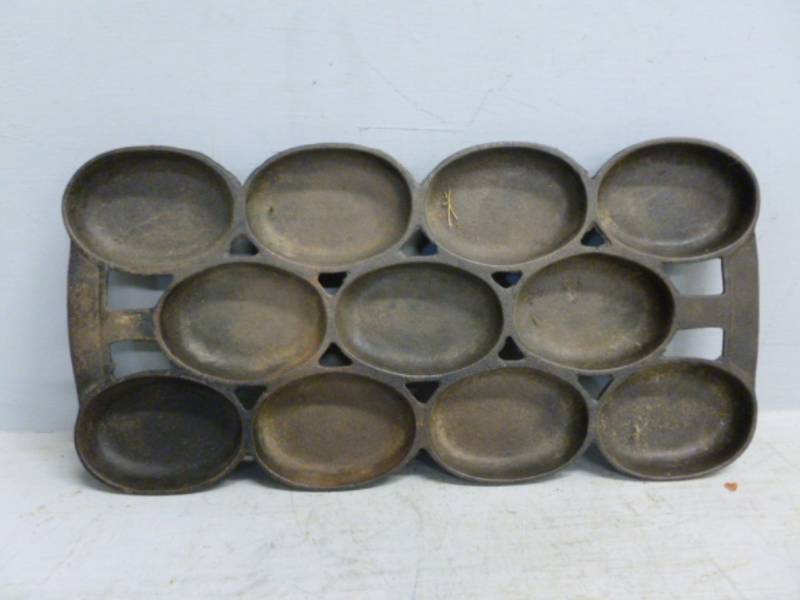 lot 328 image: Vintage Cast Iron Pan